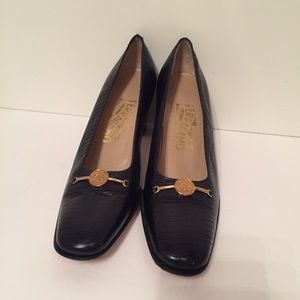 SALVATORE FERRAGAMO SHOE HEEL BLUE LEATHER GOLD ACCENT SIZE 7.5 4A NARROW